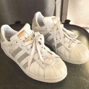 Adidas Women’s Superstars style“ART CG5939” &EUC
